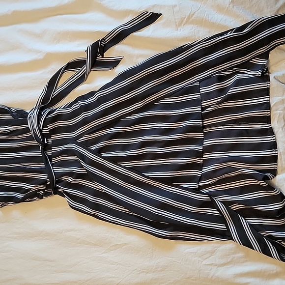 Halter style dress - Picture 3 of 4